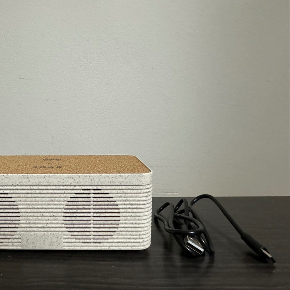 [LIMITED EDITION] SOAR ECO Charging Wireless Speaker (Good as NEW) - Picture 8 of 8